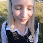 Ruska tinejdžerka na livadi u prirodi